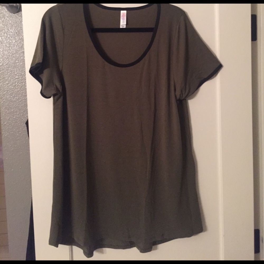 Lularoe Classic Tee BNWOT