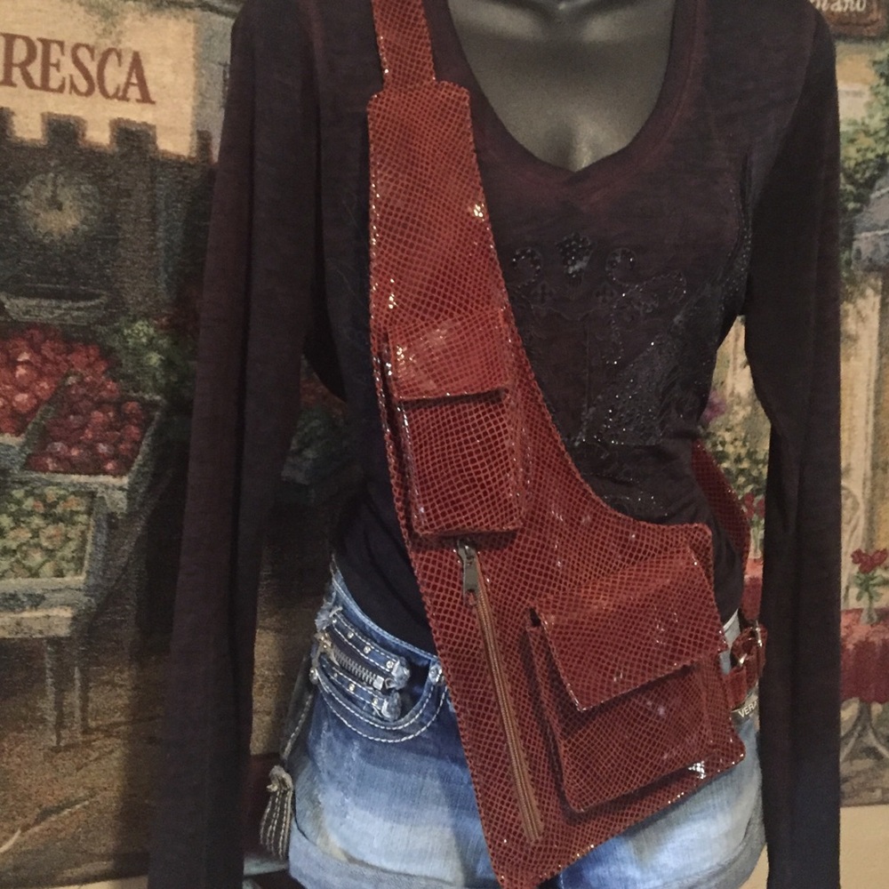 Vera Pelle body sling bag. Made in Italy.