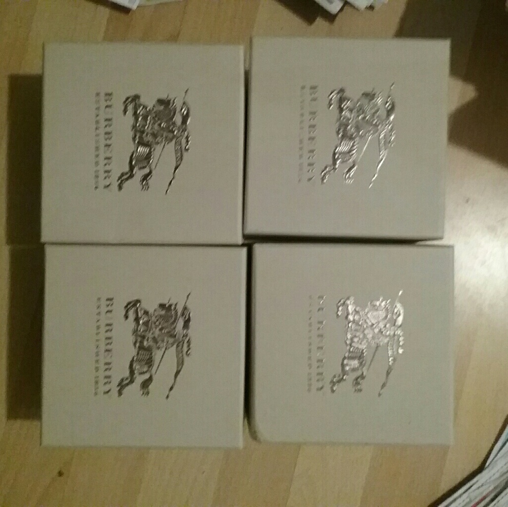 Burberry watch box - Picture 1 of 3