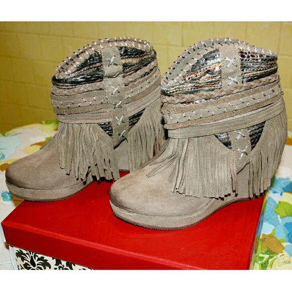 ✨1 LEFT (5.5-6)✨ Fringed Suede Wedged Booties NIB - Picture 2 of 8