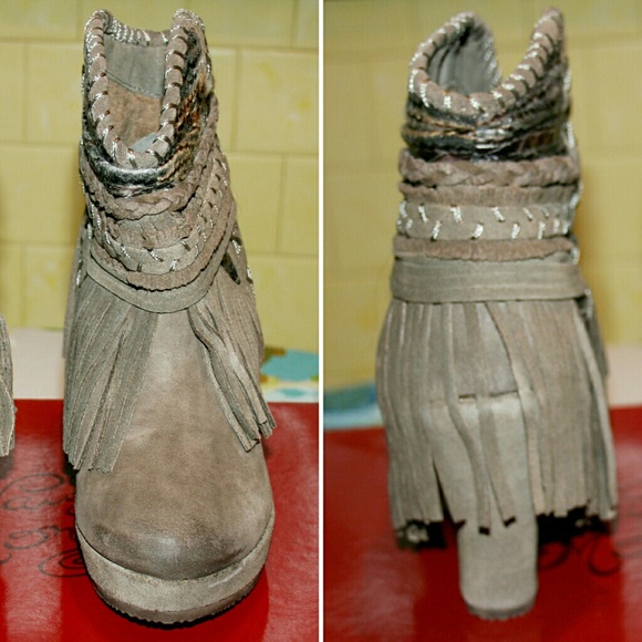 ✨1 LEFT (5.5-6)✨ Fringed Suede Wedged Booties NIB - Picture 4 of 8