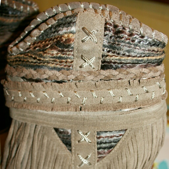 ✨1 LEFT (5.5-6)✨ Fringed Suede Wedged Booties NIB - Picture 7 of 8