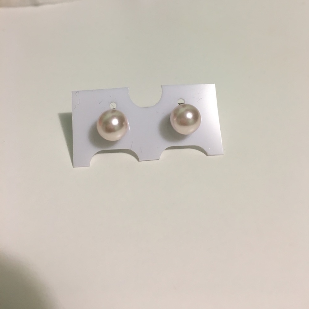 Cream pearl earrings