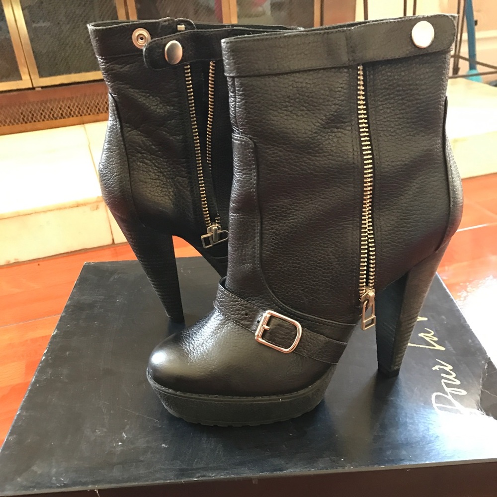 Leather ankle bootie