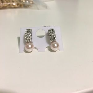 Cream like diamond pearl earrings