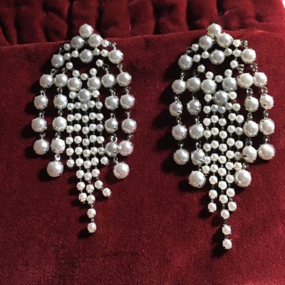 beautiful banana republic   white beaded earrings