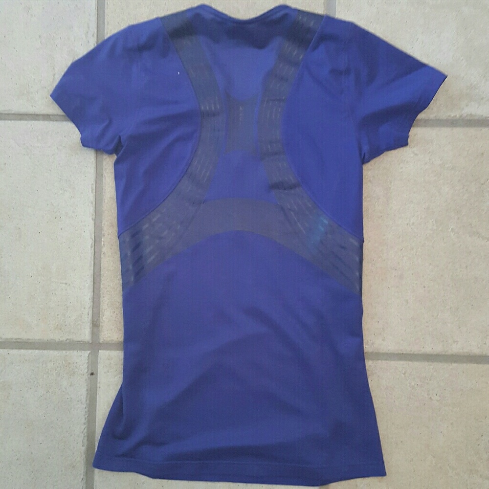 SOLD: 2 Reebok Easy Tone workout Tops- Medium - Picture 5 of 5