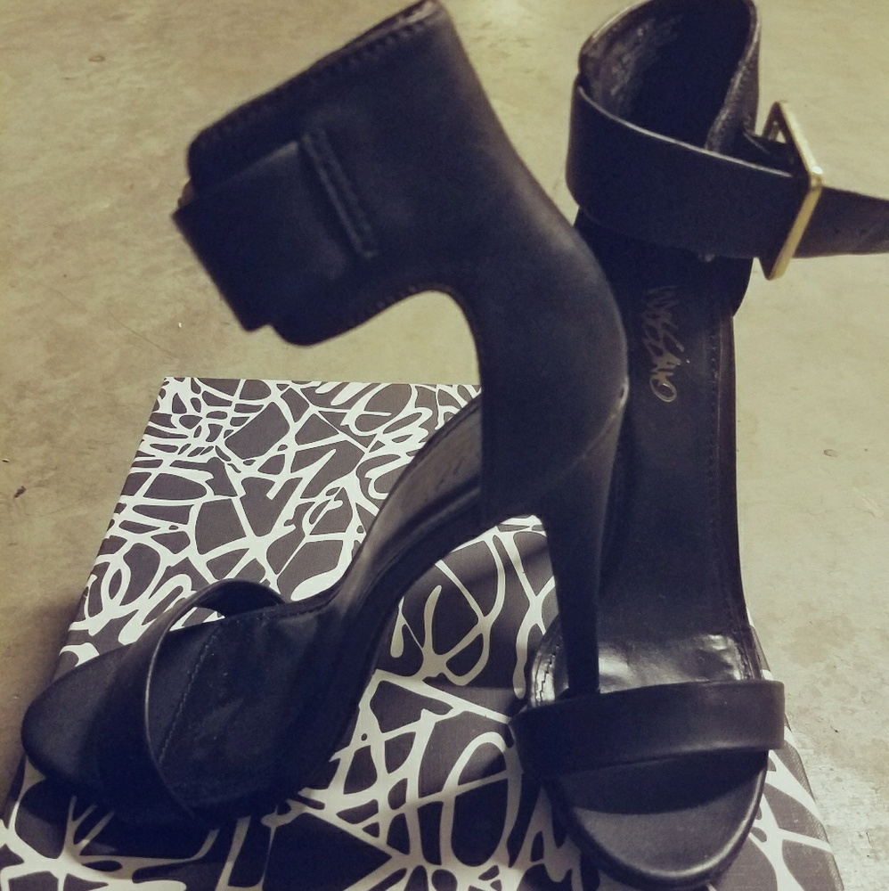 Black strap stiletto size 5.5