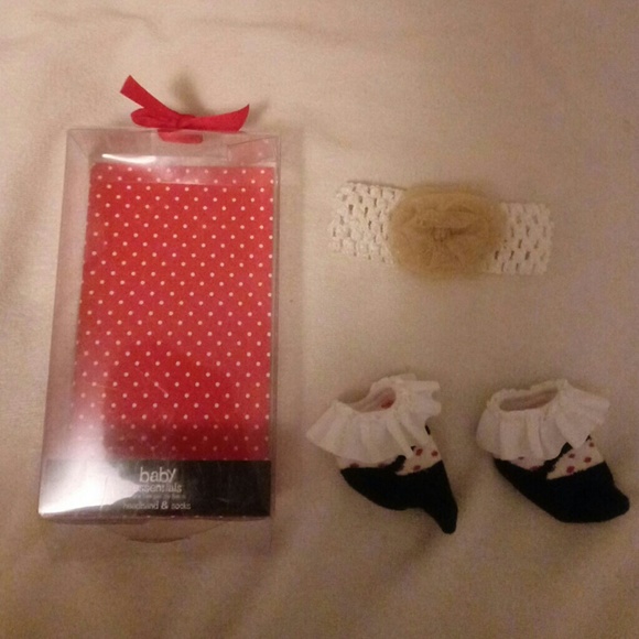 Baby Essentials Other - Baby Essentials socks and head band