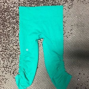 Lululemon "in the flow" crops