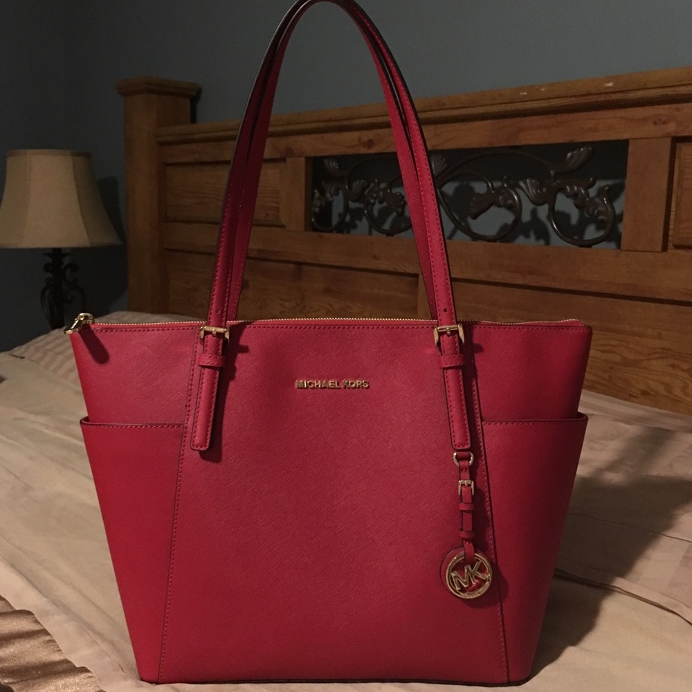 ON HOLD FOR Daniiellee Michael Kors jet set tote