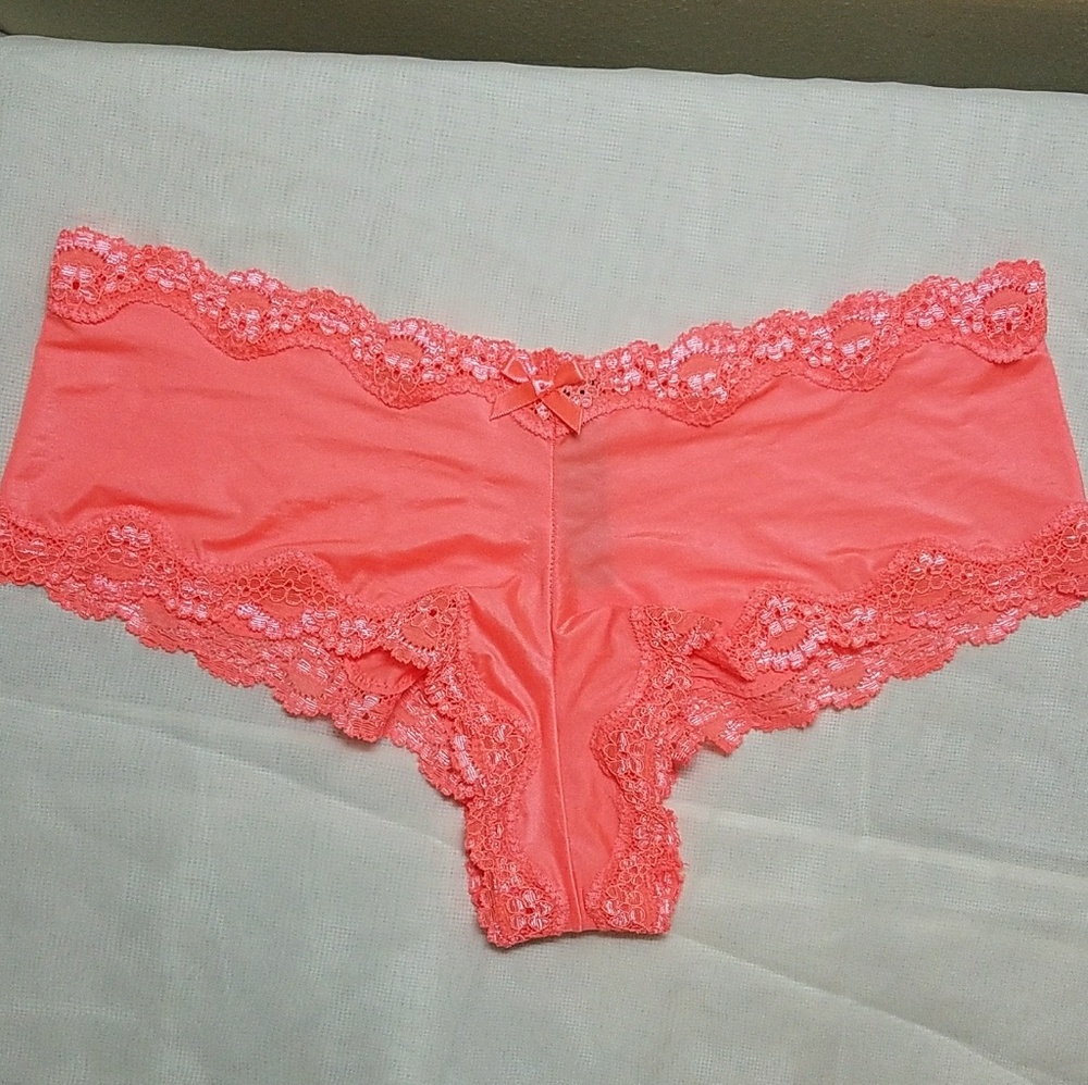 NWOT VICTORIA'S SECRET MED LACE TRIM CHEEKY PANTY