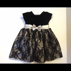 Beautiful layered lace dress-18M