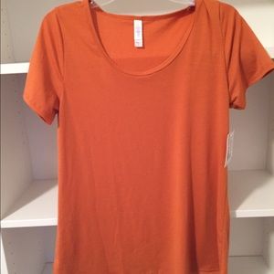 LuLaRoe Classic Tee- Small