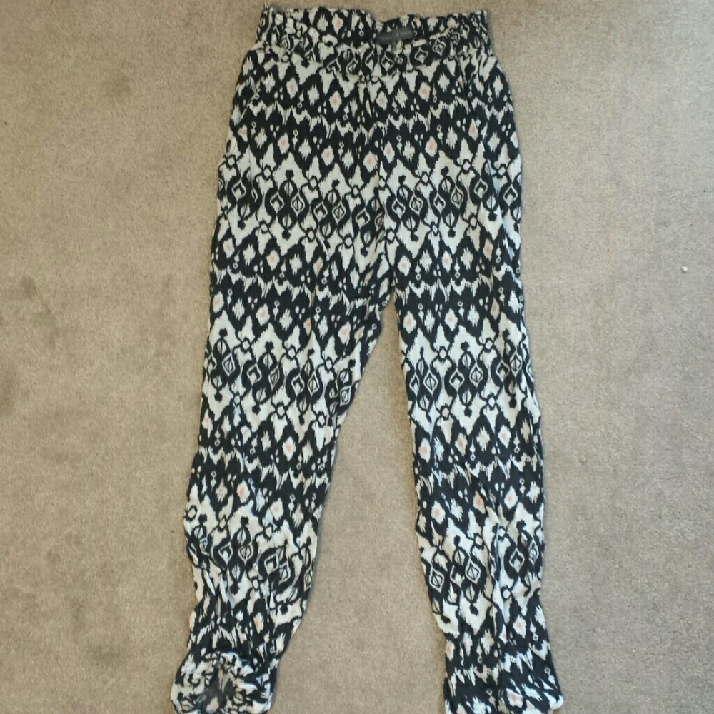 Kendall &Kylie black and white pants