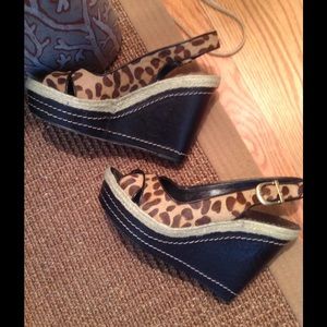 Steal these Vince Camuto never worn wedges!