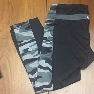 90 Degree leggings -  Capri - Camo - Medium