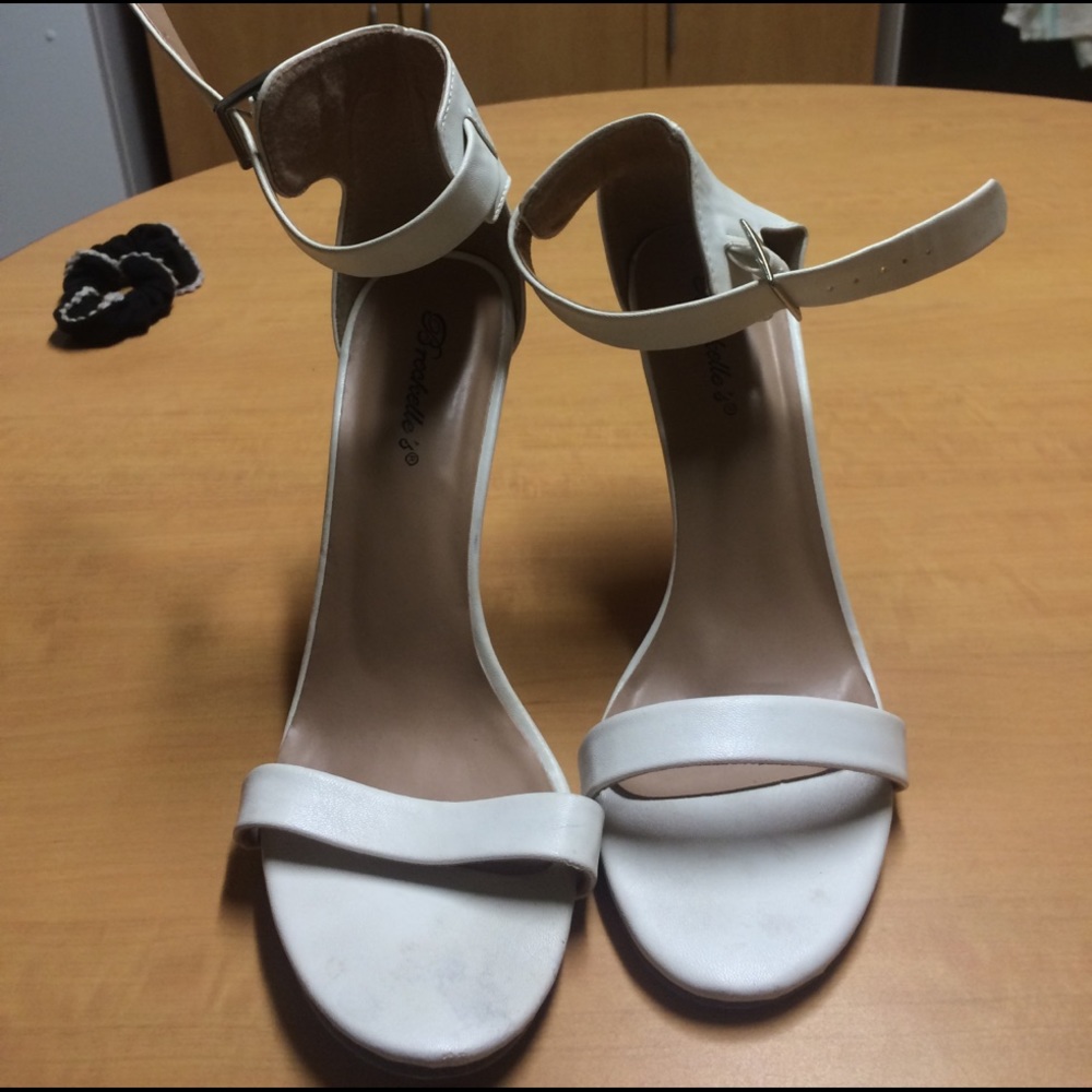 ADORABLE white heels !