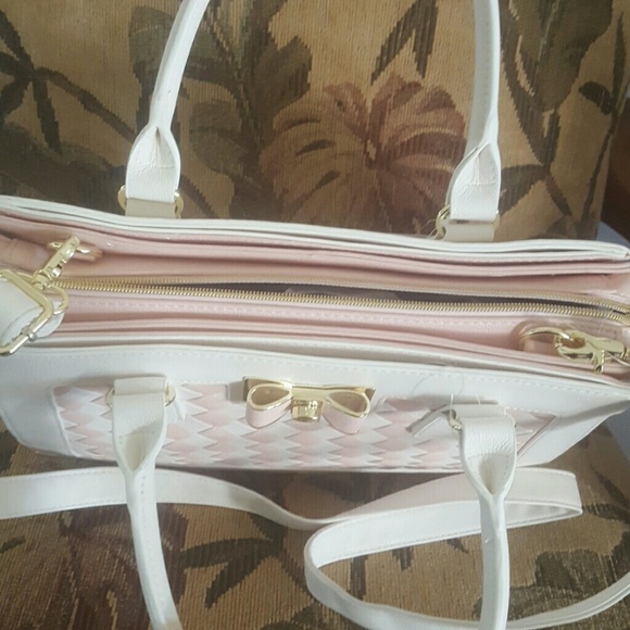 Hold Gorgeous lattice woven Betsey Johnson Bow bag - Picture 2 of 5