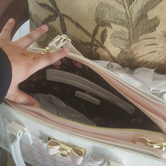 Hold Gorgeous lattice woven Betsey Johnson Bow bag - Picture 3 of 5