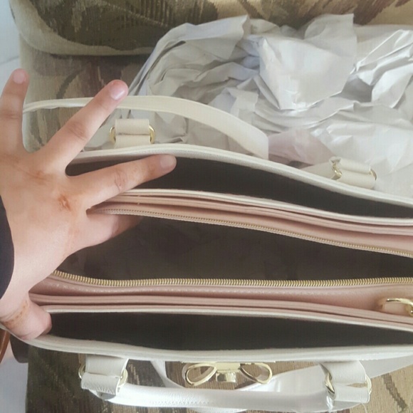 Hold Gorgeous lattice woven Betsey Johnson Bow bag - Picture 4 of 5