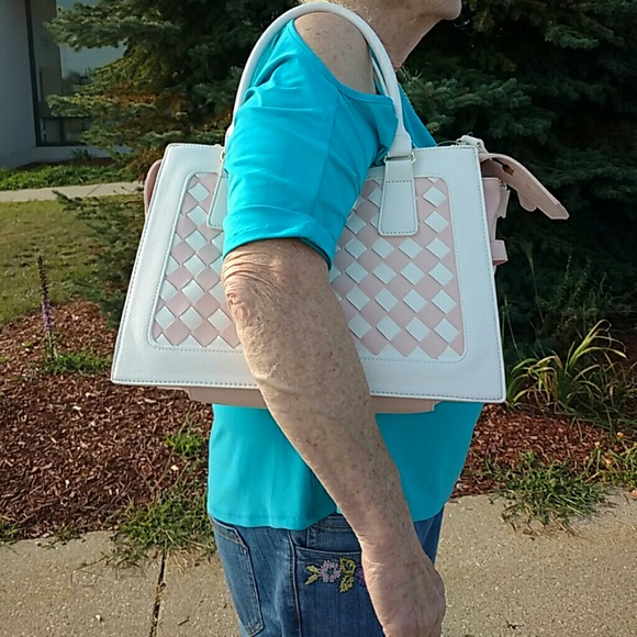 Hold Gorgeous lattice woven Betsey Johnson Bow bag - Picture 5 of 5