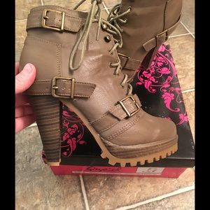 Kick a$$ heeled boots sz 7.5 Olive color