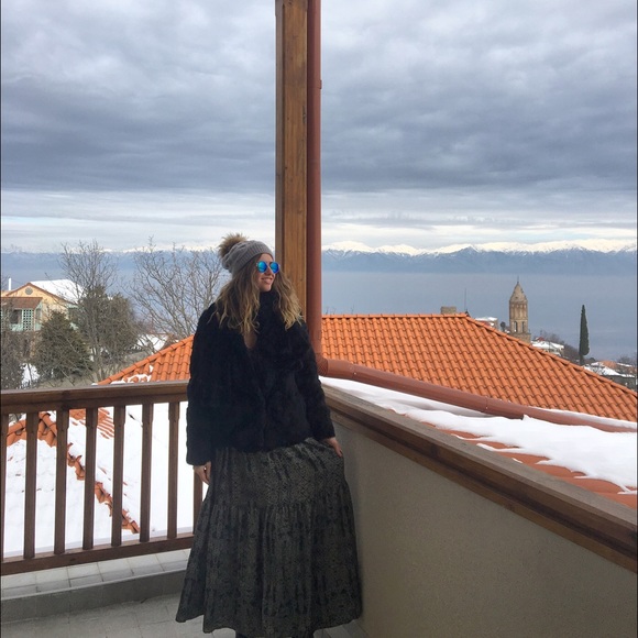 Meet your posher, Alison 🌻 - Picture 2 of 6