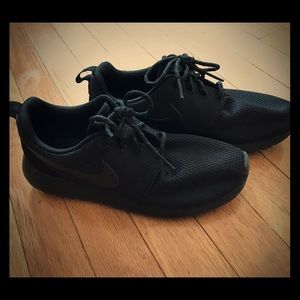 Women's Nike all black Roshe Run sneakers 6.5