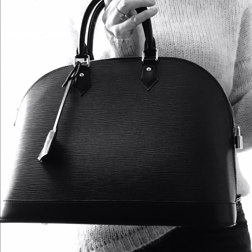 Louis Vuitton Alma Epi GM like new. Used 5 times