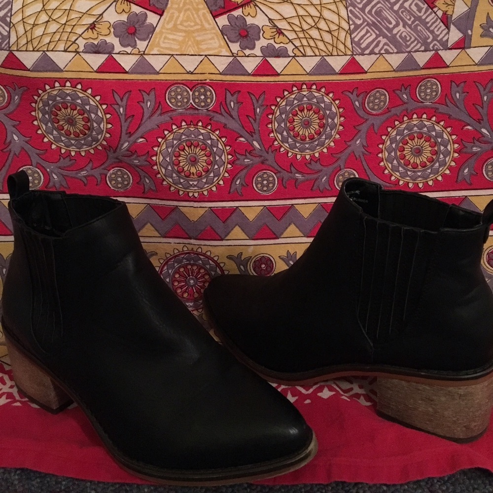 AEO black bootie size 8