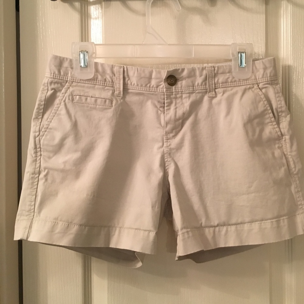 Old Navy khaki shorts Sz 6