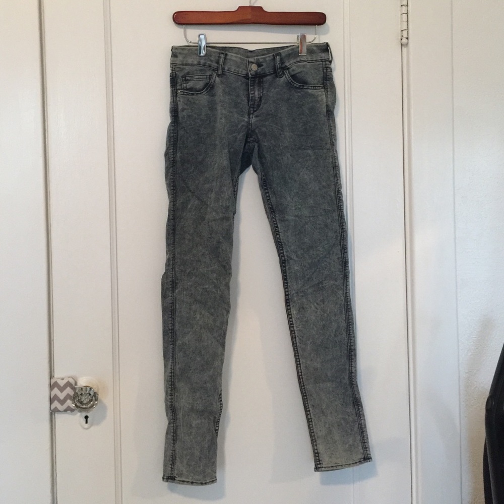 Distressed skinny jeans