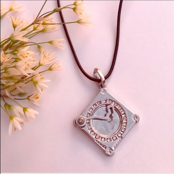 Jewelry - Record player old school turntable necklace