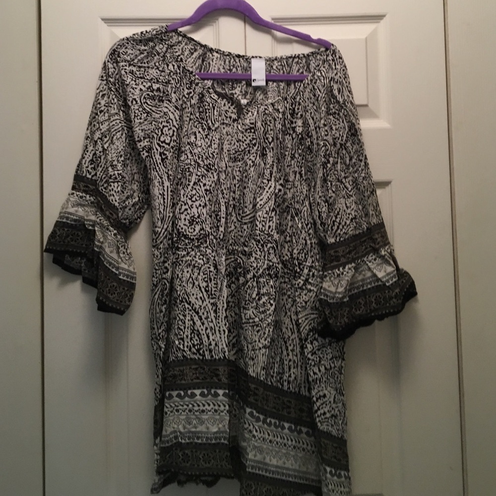 Black and white patterned tunic dress