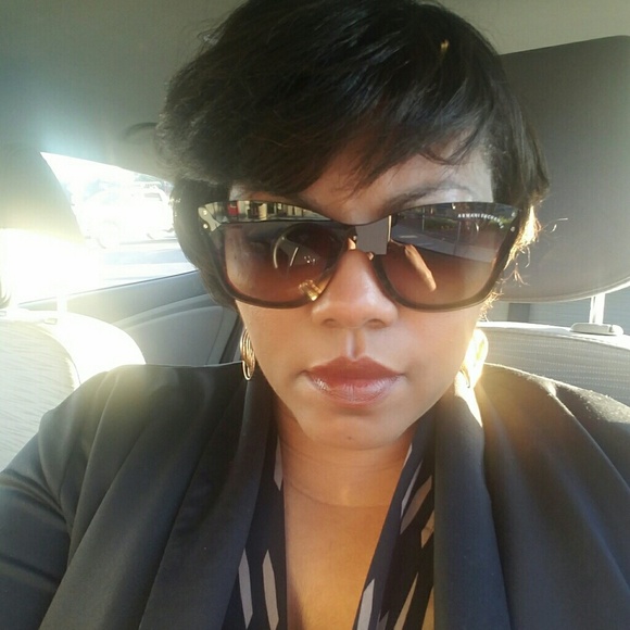Meet your Posher, Lorie - Picture 1 of 4