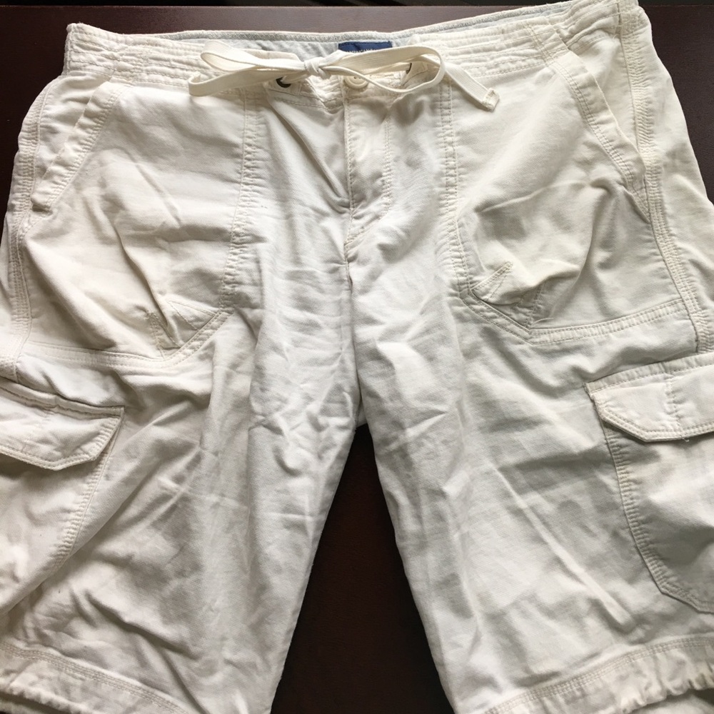 Cream colored American eagle cargo shorts