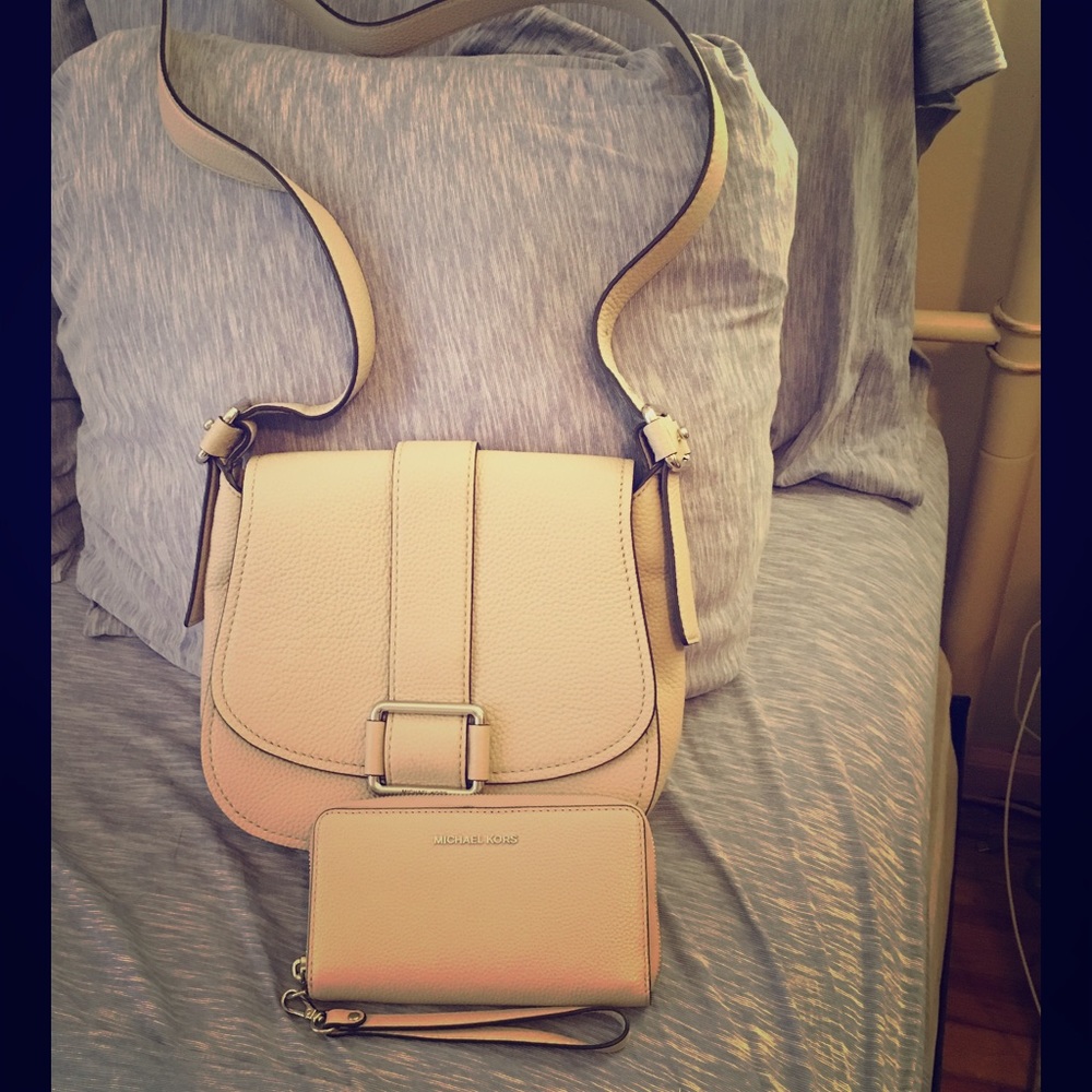 Matching Michael Kors purse and wallet👜👝