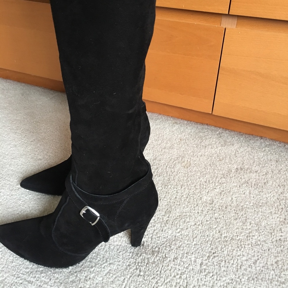 Gorgeous, suede and 100% leather Italian boots.