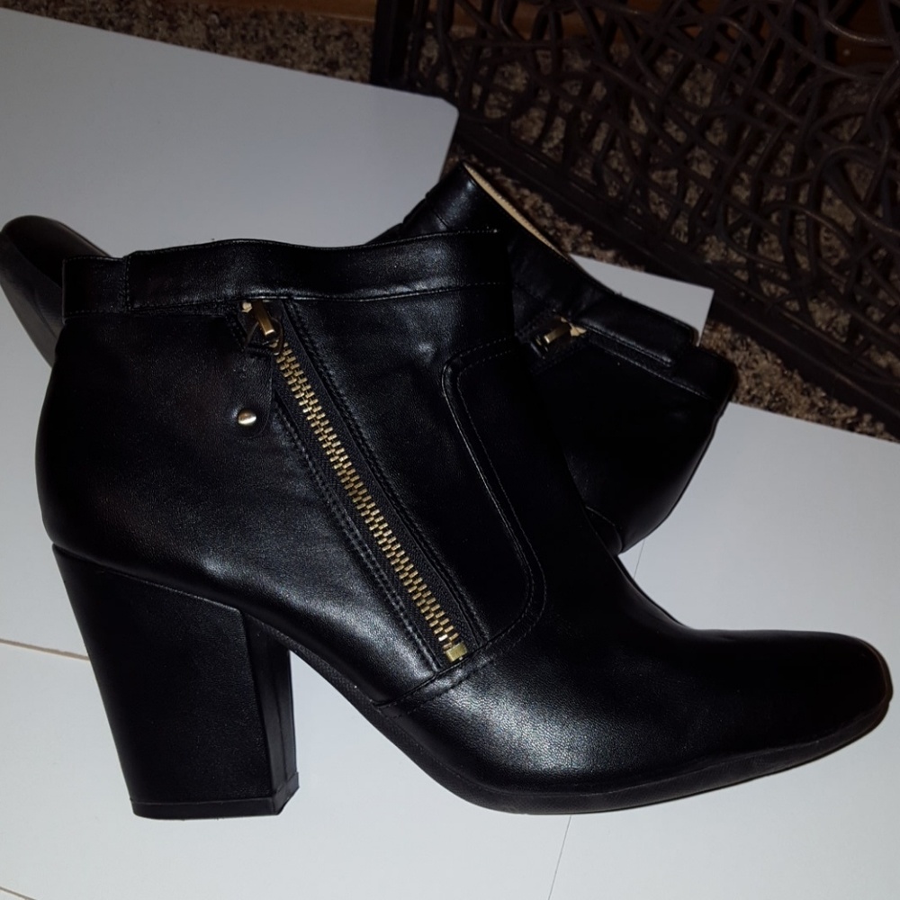 Black ankle boots, worn once. No scratches.