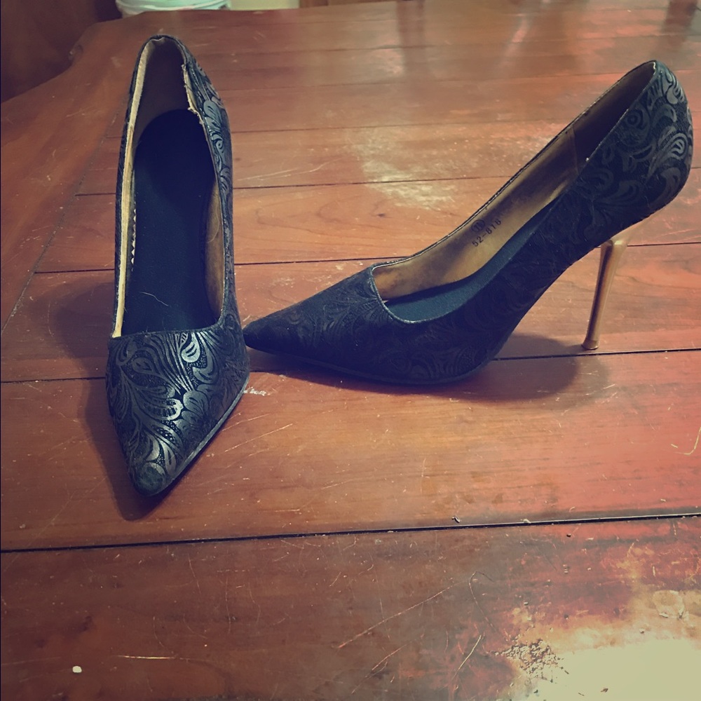Black and gold velvet heels