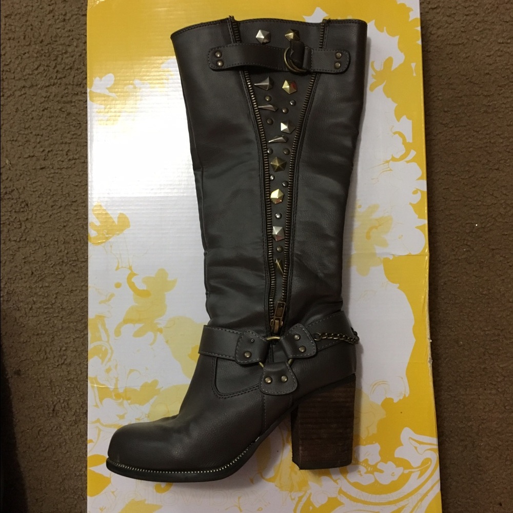 Very Cute Yellow-box Brown Size 6 Boots
