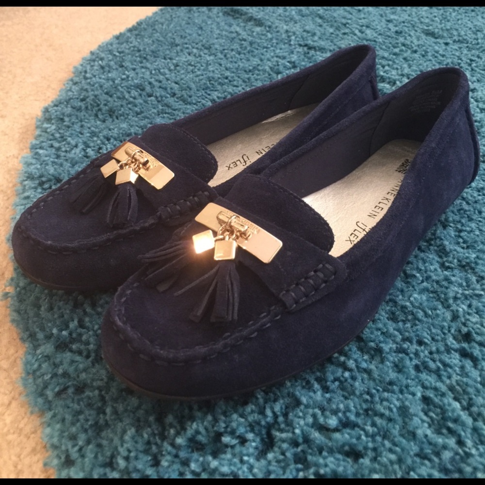Anne Klein Navy blue dress shoe.