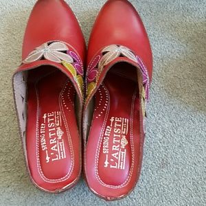 Red clogs 8 1/3 L'Artiste. New in box
