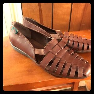 9.5 Bass brown sandals