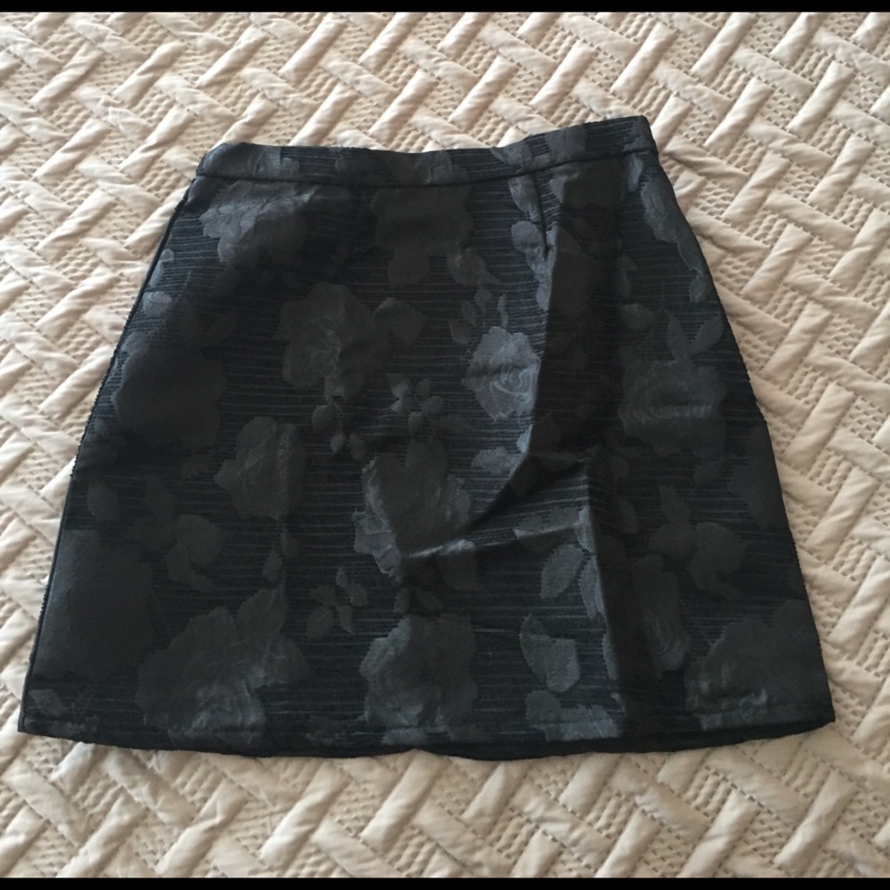 Black floral pattern skirt. Size M and NWT