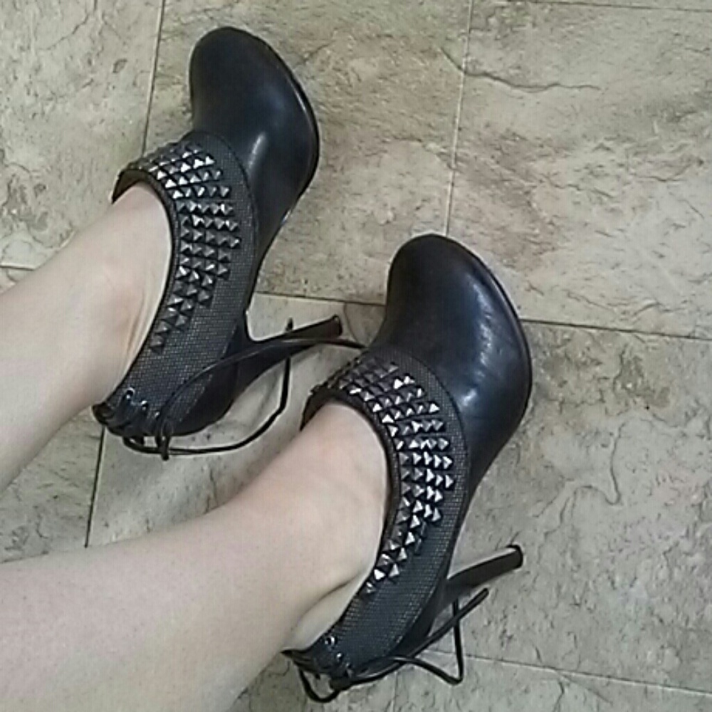 Awesome studded mesh booties 6.5