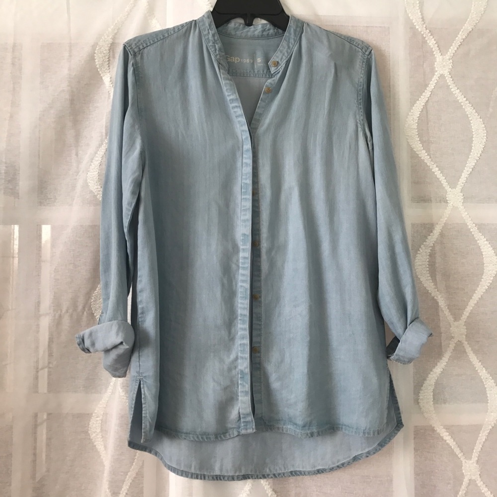 Gap Chambray Button Up Size Small