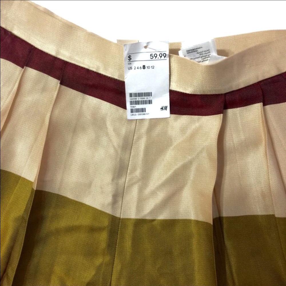 High-Waist Pleated H&M Shorts - Picture 2 of 3