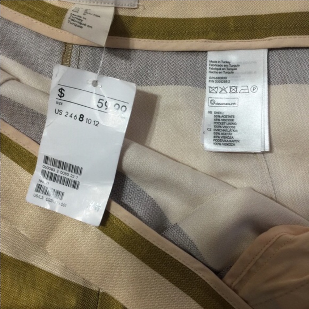 High-Waist Pleated H&M Shorts - Picture 3 of 3